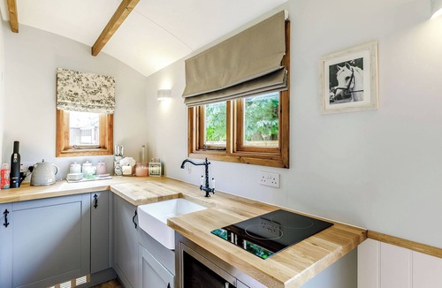 Alkborough Cottage | A lovely shepherd’s hut, set quietly in a paddock with shade from mature trees.