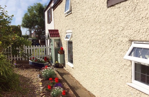 Mablethorpe and Sutton Cottage | A Romantic Cosy Cottage by the Sea ❤️ with Lakeside views & Log Burner