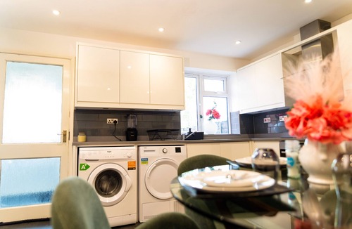 Two Mile Ash House | A spacious 4 bedroom house equipped with modern amenities and free parking.