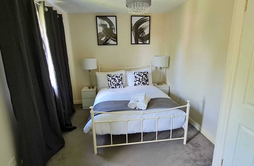 Stevenage House | A stylish 3 bedroom accommodation in Stevenage