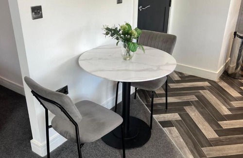 Peterborough Apartment | Affordable Serviced Apartment Perfect for Contractors in PE1 Short & Long Term Stays - Free WIFI - Free Parking - With Sofa Bed - Full Kitchen
