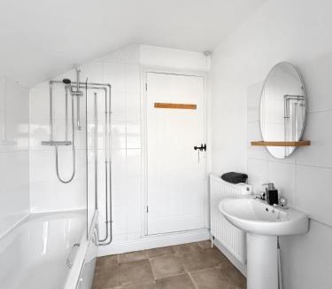Grantham Apartment | Amaya Four - Sleeps 5 - 1 bed - Newly renovated- Close to town centre -Grantham Free Gym Access