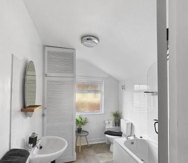 Grantham Apartment | Amaya Four - Sleeps 5 - 1 bed - Newly renovated- Close to town centre -Grantham Free Gym Access