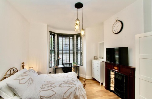 Hoe Street Apartment | Amazing Studio Apartment East London