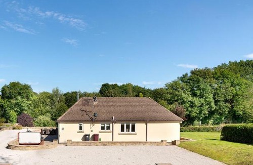 Alfreton Apartment | Amber Lodge with private hot tub