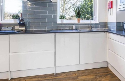 Peterborough House | Angus Suites is a modern 4 bedroom house near Peterborough City Centre. Includes free WiFi, Smart TV, a fully equipped kitchen, private garden, and free parking. Situated in a quiet residential area with open field views.