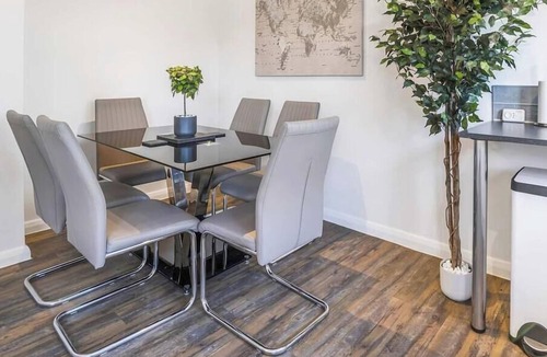 Peterborough House | Angus Suites is a modern 4 bedroom house near Peterborough City Centre. Includes free WiFi, Smart TV, a fully equipped kitchen, private garden, and free parking. Situated in a quiet residential area with open field views.