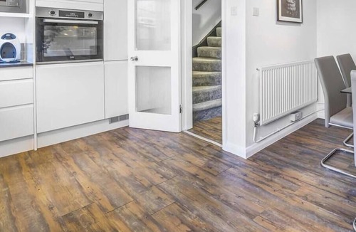 Peterborough House | Angus Suites is a modern 4 bedroom house near Peterborough City Centre. Includes free WiFi, Smart TV, a fully equipped kitchen, private garden, and free parking. Situated in a quiet residential area with open field views.