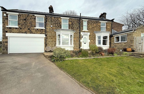 Dronfield House | Animal Friendly Retreat with garden: Sleeps 8