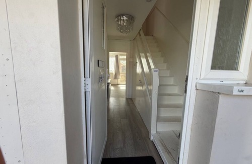 Hillingdon Apartment | Apartment Sleeps 2 with Parking
