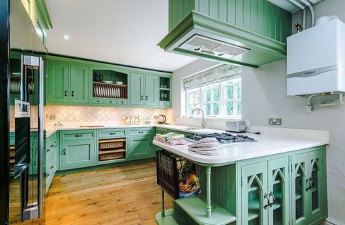 Nether Alderley House | Apple House | 4 Bed | Parking | Families & Groups