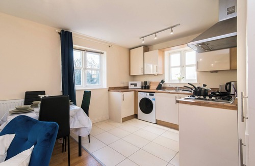 Derby Apartment | Apt - Sleeps 6 - Pets Ok - Parking