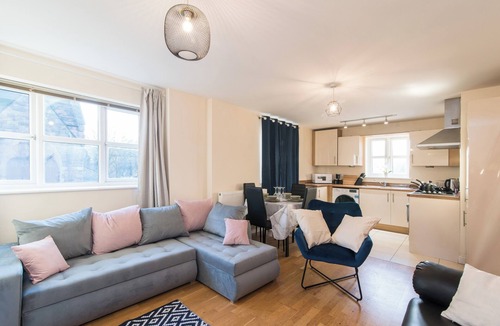 Derby Apartment | Apt - Sleeps 6 - Pets Ok - Parking