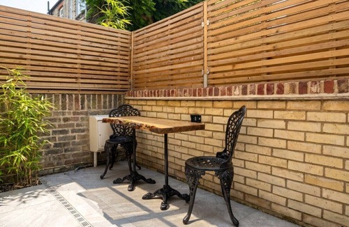 Mill Road House | Architect-Designed Mews for 2 · Private Courtyard · Walk to Mill Road & Cambridge Station