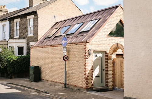 Mill Road House | Architect-Designed Mews for 2 · Private Courtyard · Walk to Mill Road & Cambridge Station