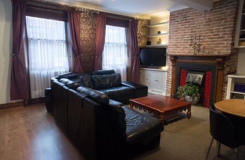 Hull Old Town Apartment | Arthouse Apartment is situated in the heart of Hull city centre Old Town
