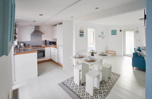 Grimsby House | Aurora Shore Beach Chalet