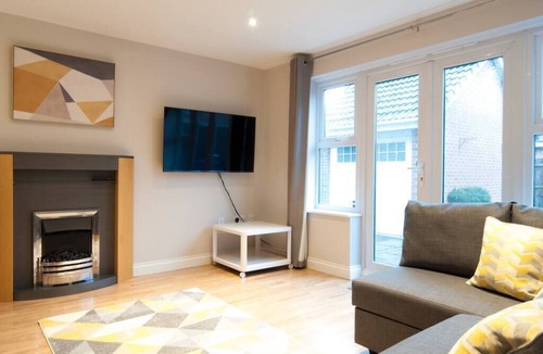 Derby House | Aztec House - A Modern & Spacious 3-Bedroom Home