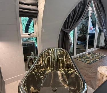 Storwood House | Badger at Owlet Hideaway - with Hot Tub, near York