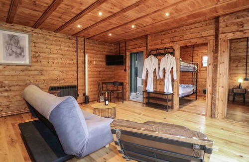 South Luffenham Cabin | Badger's Burrow, Edith Weston.