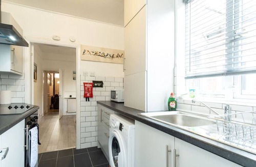 Coventry House | Barras House - Cosy home with parking close to Coventry City Centre and the Hospital