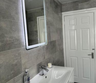 Thornton-Cleveleys House | Beachside Home-Pizza Oven & Bar Close To Beach and Town