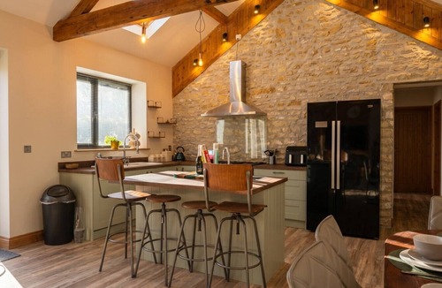 Midsomer Norton House | Beamed Barn for 8 with Sunny Garden · Dog-Friendly · Midsomer Norton