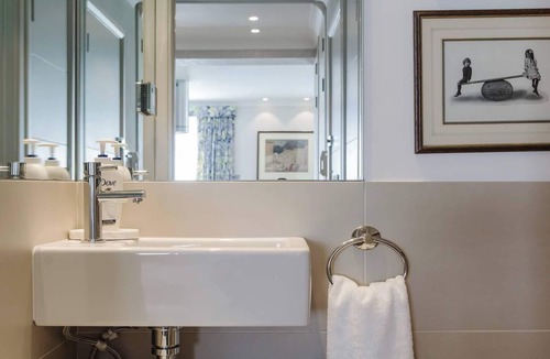 South Kensington Apartment | Beautiful 2 Bed/2 Bath Flat in South Kensington
