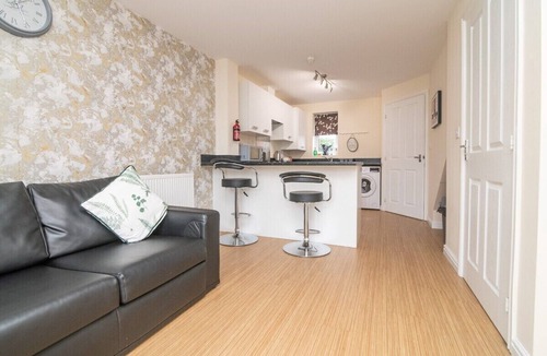 Wolverhampton House | Beautiful 2-bedroom house with parking and garden