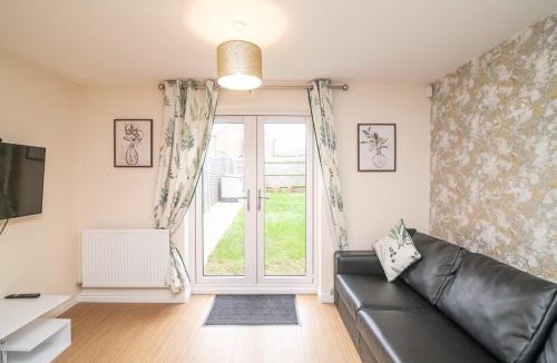 Wolverhampton House | Beautiful 2-bedroom house with parking and garden