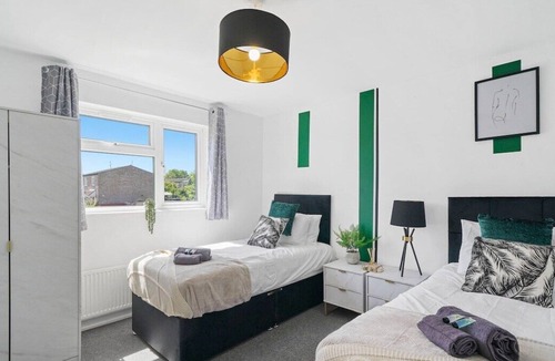 Peterborough House | Beautiful 3 Bed House in Peterborough with Parking