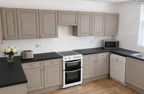 Southampton House | Beautiful 4 Bed House, Short Walk to Southampton General Hospital, Free parking