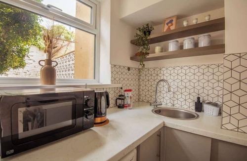 Lincoln House | Beautiful and Charming Home | Free Wi-Fi, Smart TV