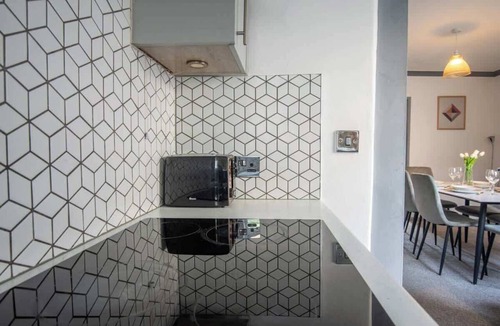 Lincoln House | Beautiful and Charming Home | Free Wi-Fi, Smart TV