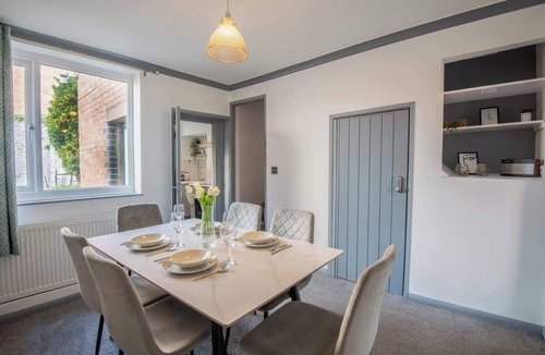 Lincoln House | Beautiful and Charming Home | Free Wi-Fi, Smart TV