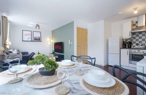 Northampton Condo | Beautiful Apartment Close to Town Centre Free Parking Fast-Wifi Sky TV By Yoko Property