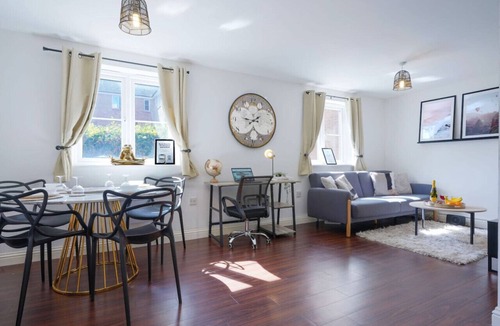 Northampton Condo | Beautiful Apartment Close to Town Centre Free Parking Fast-Wifi Sky TV By Yoko Property