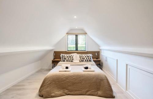 Bisley Apartment | Beautiful Barn with Air Con Private Sauna, King Bed, EV Charger