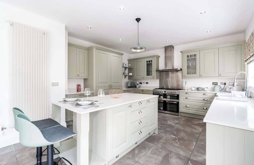 Adel House | Beautiful Big Family Home: Sleeps 10, Park 3 Cars!