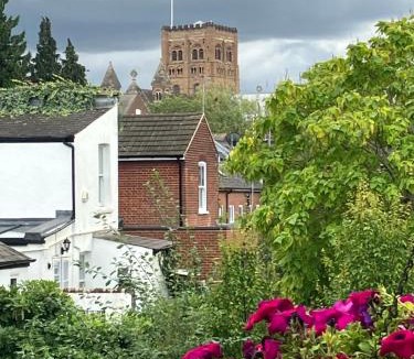 St Albans Apartment | Beautiful City Centre Apartment with Cathedral View