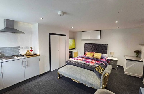 Harehills Apartment | Beautiful En-suite Studio in Leeds -Lower Floor