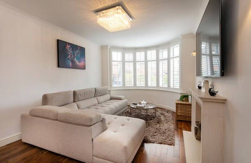 Bramcote House | Beautiful Escape | Wi-Fi | Garden & Free Parking - Pass the Keys