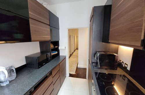 Earl's Court Apartment | Beautiful Flat in a central London brick building