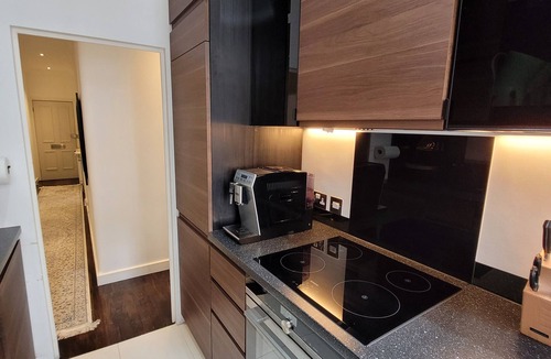 Earl's Court Apartment | Beautiful Flat in a central London brick building