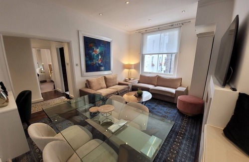 Earl's Court Apartment | Beautiful Flat in a central London brick building