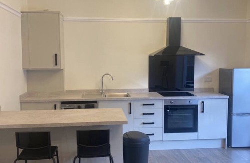 Church End Apartment | Beautiful Ground Floor Flat on the Outskirts of London