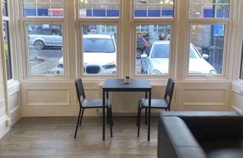 Church End Apartment | Beautiful Ground Floor Flat on the Outskirts of London