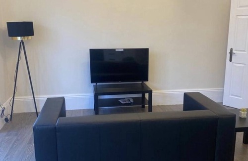 Church End Apartment | Beautiful Ground Floor Flat on the Outskirts of London