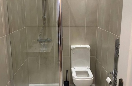 Church End Apartment | Beautiful Ground Floor Flat on the Outskirts of London