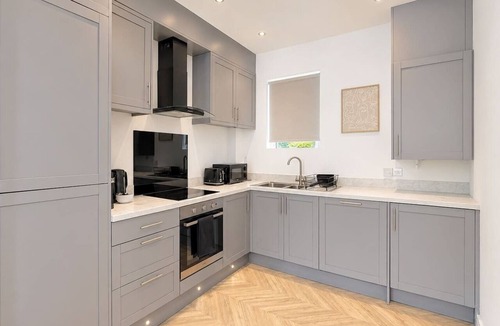Ainley Top House | Beautiful House 2BR - Sleeps 6 - Free Parking - Huddersfield